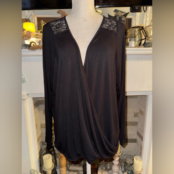 🖤Torrid cross front bubble bottom lace top blouse EUC pretty/sexy🖤 - Picture 1 of 8